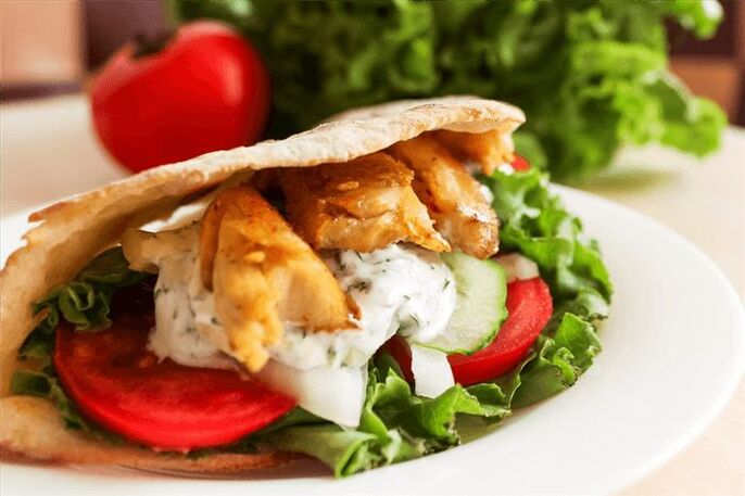 pita köögiviljade ja kana rinnaga