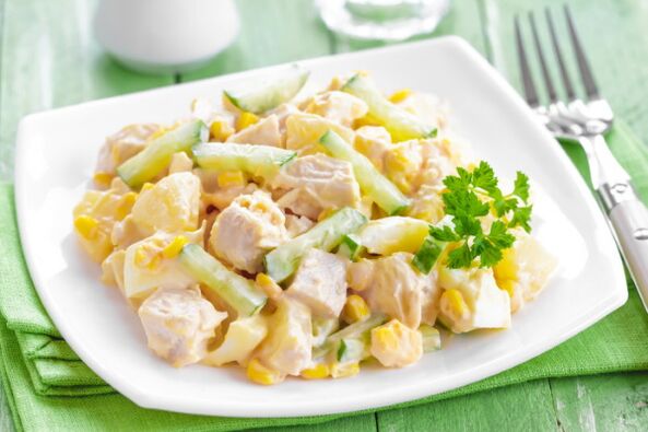 Suvine salat - kerge ja ebatavaline roog Vahemere dieedi menüüs